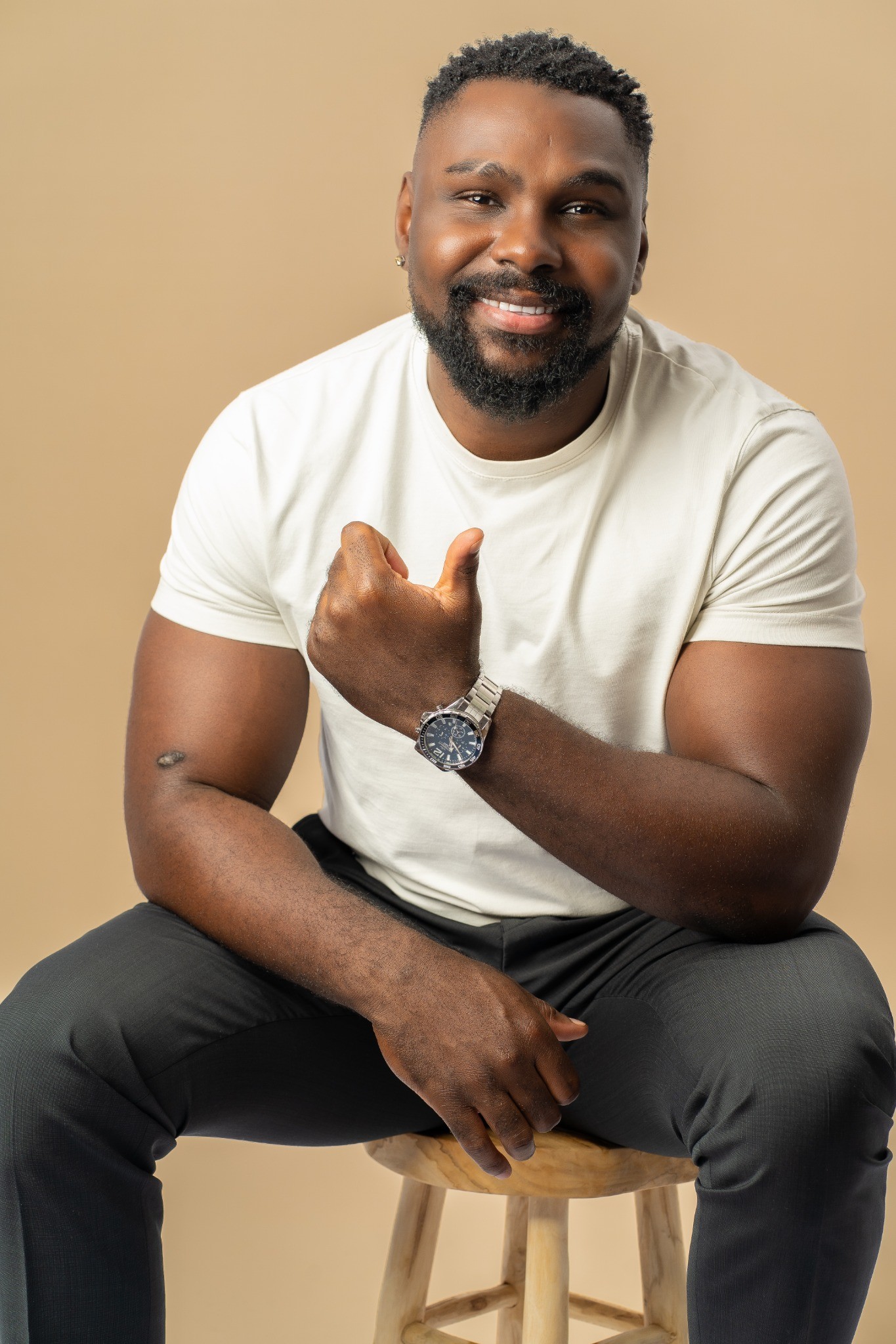 Chris Kibuka souriant en studio