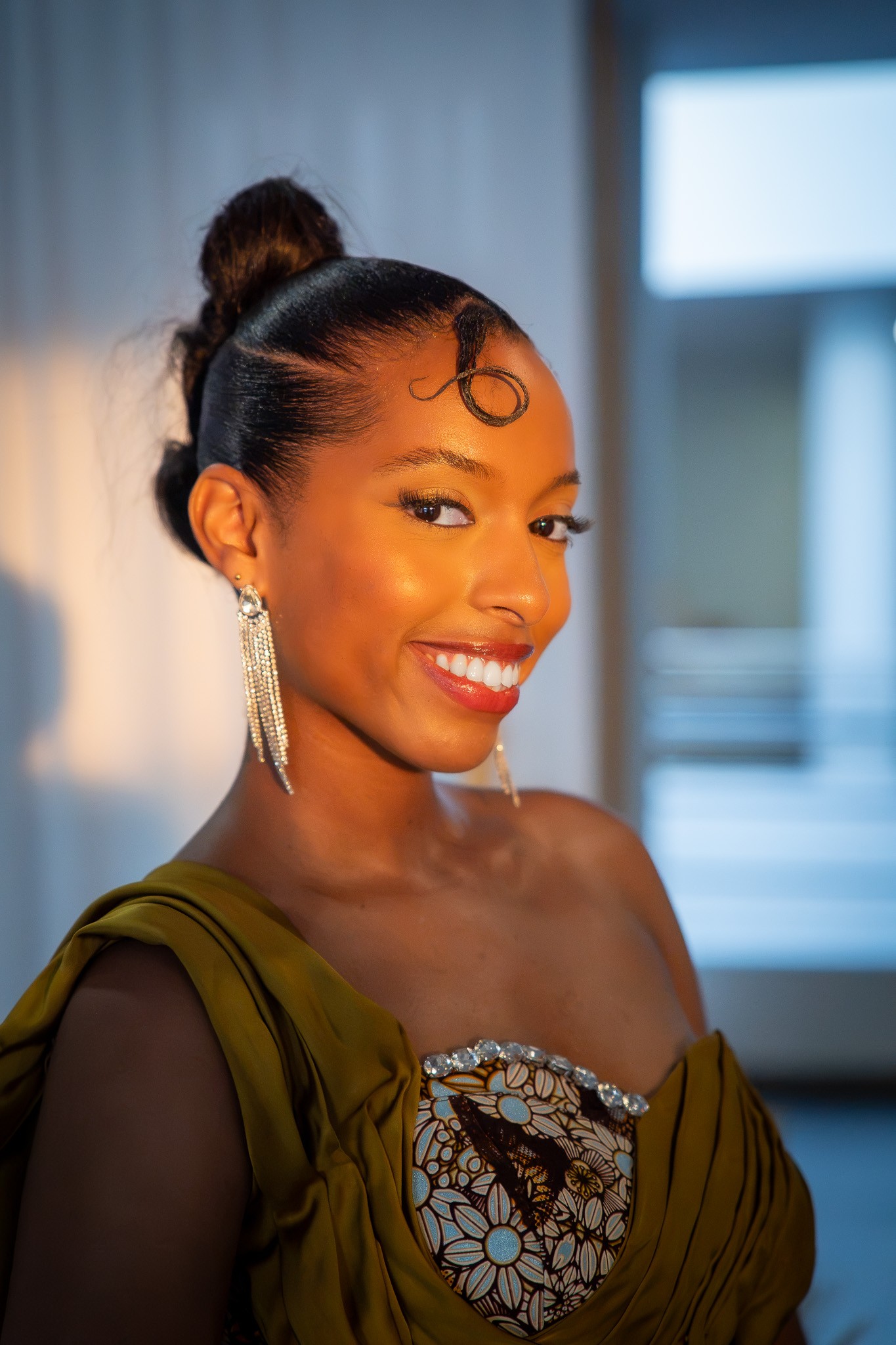 Portrait d’une femme souriante en tenue de cérémonie