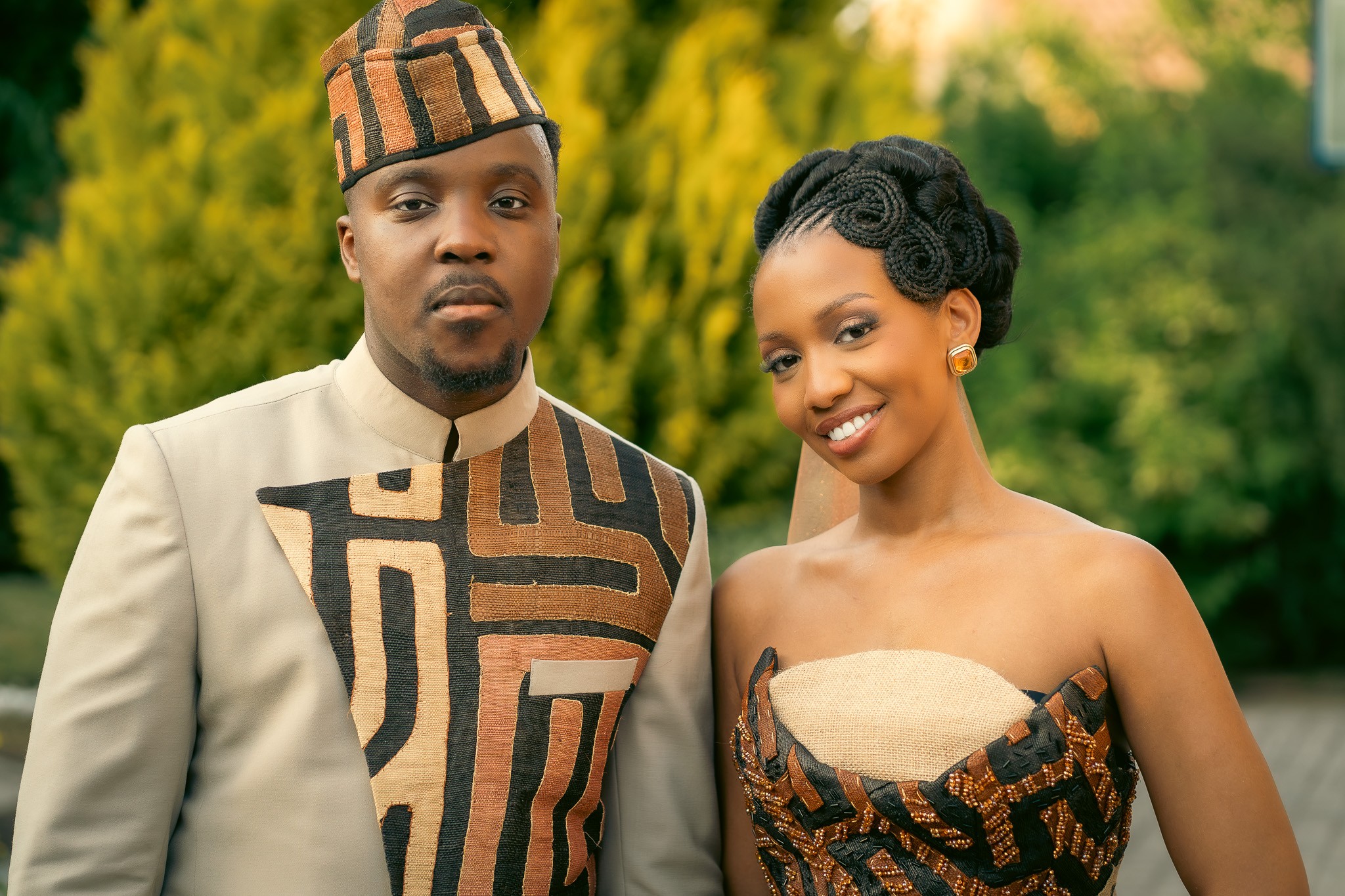 Couple en tenues traditionnelles dans un jardin