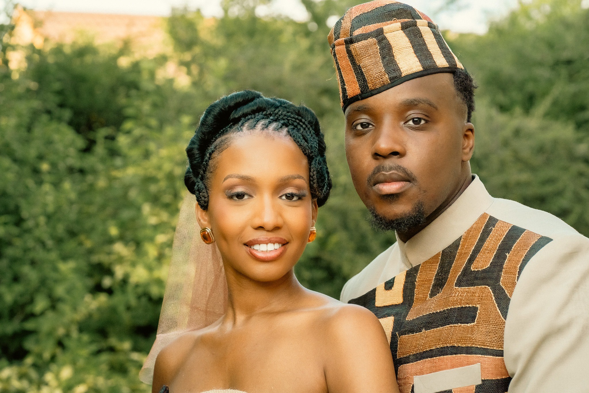 Portrait d’un couple dans un jardin