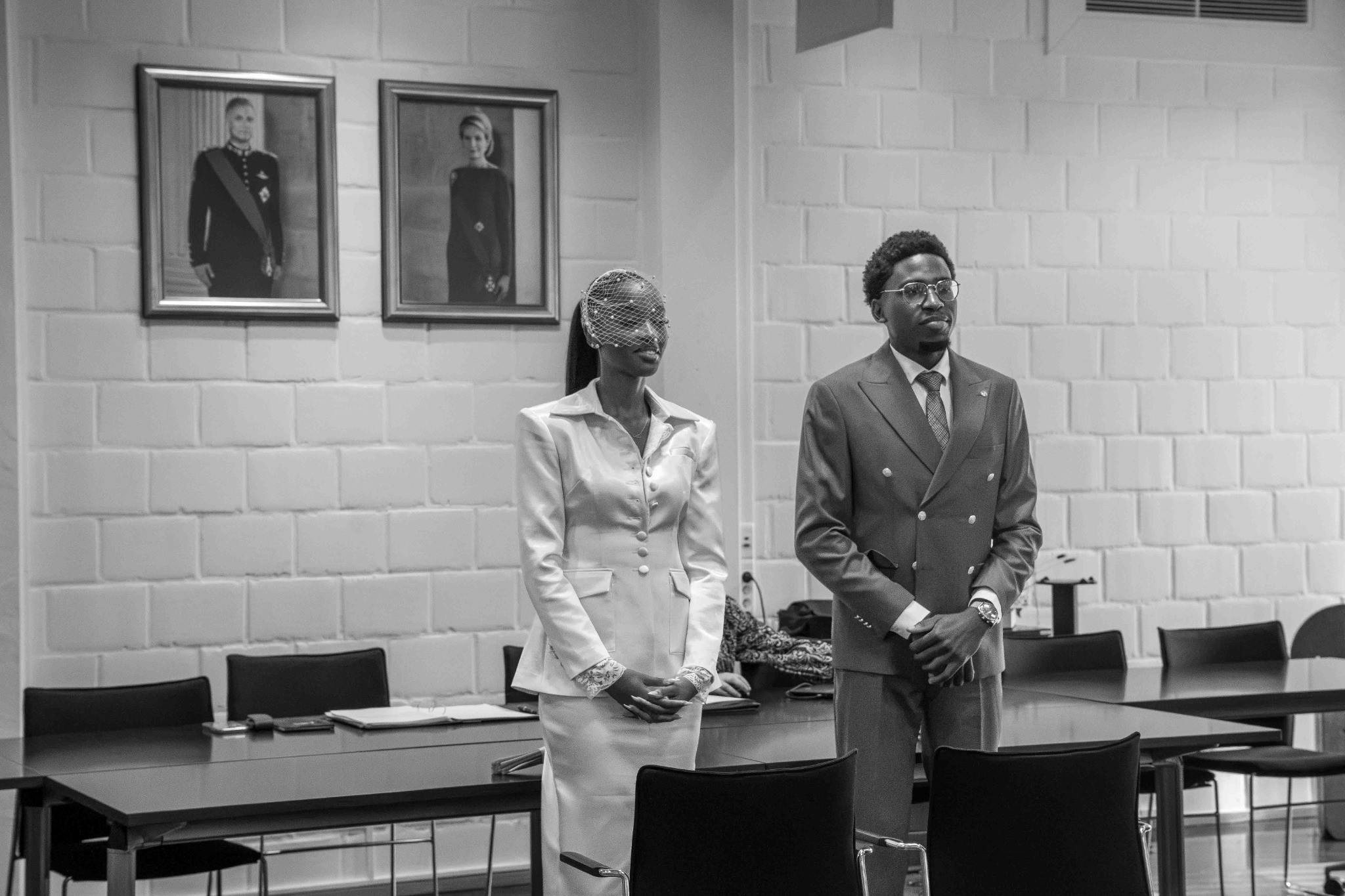 Le couple pendant la cérémonie civile, en noir et blanc