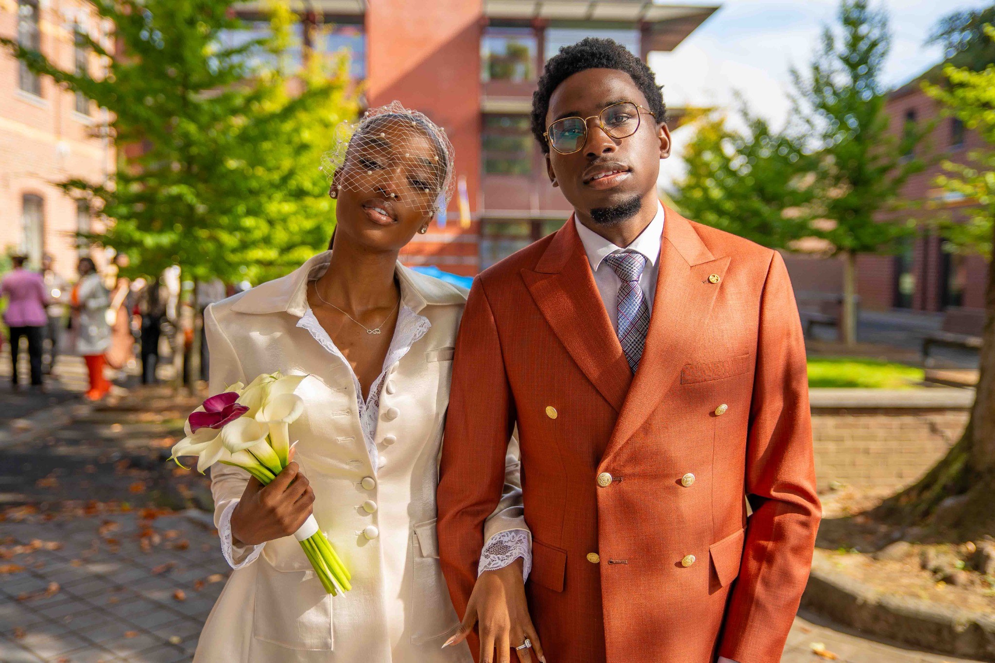 Les mariés à la sortie de leur mariage civil