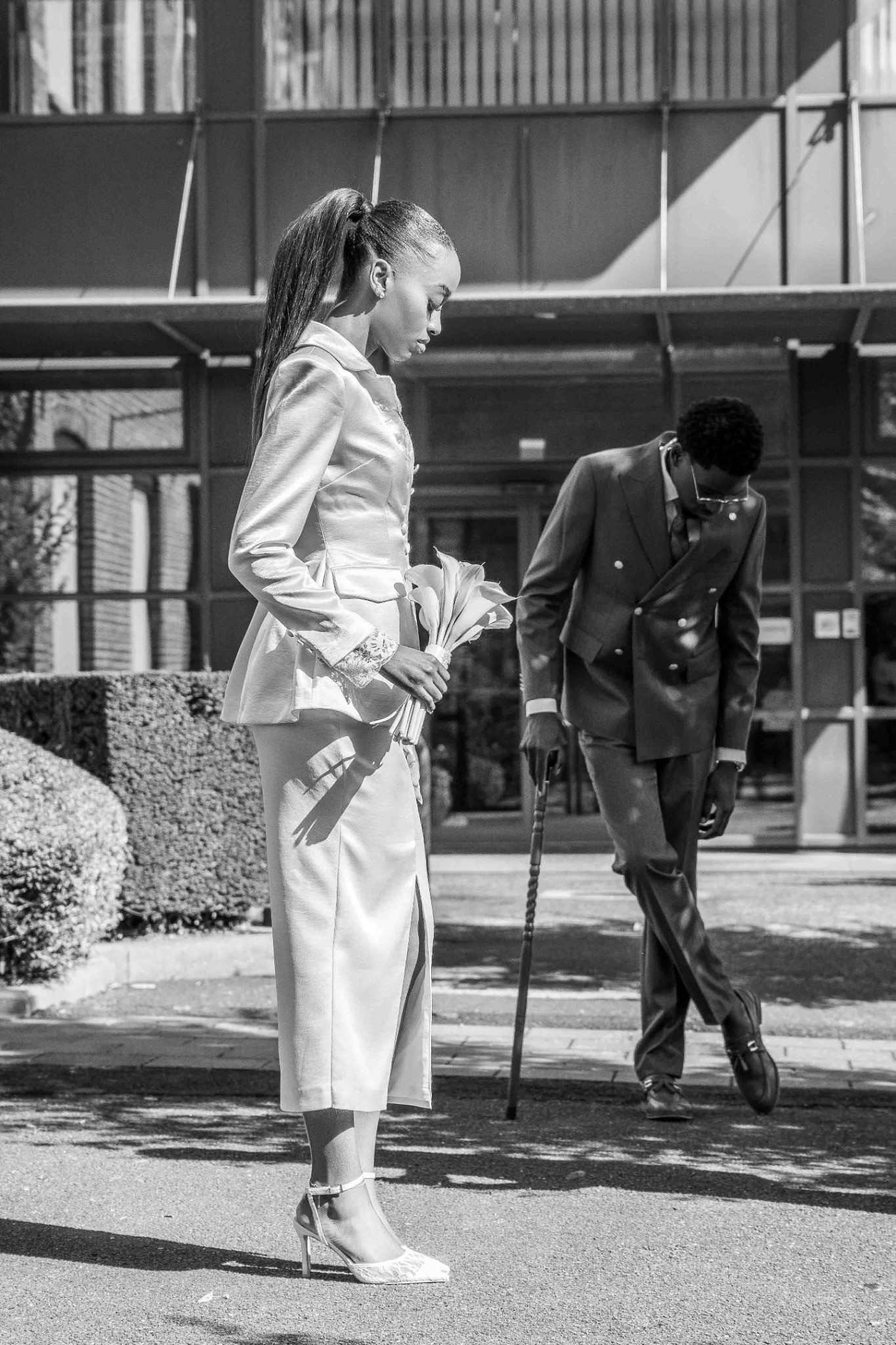 Les mariés dans une cour, photographiés en noir et blanc