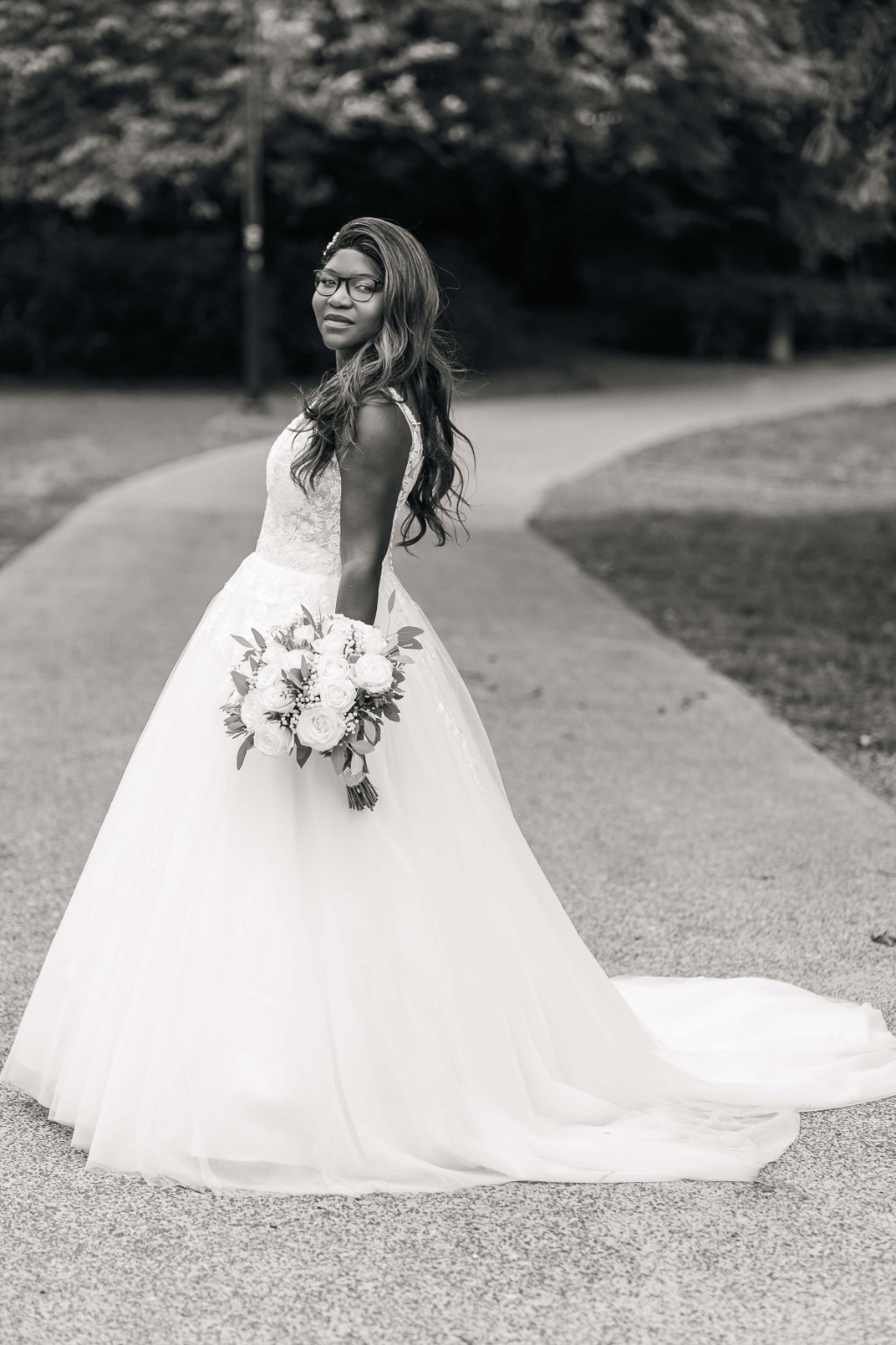 La mariée et sa robe, photographiées en noir et blanc