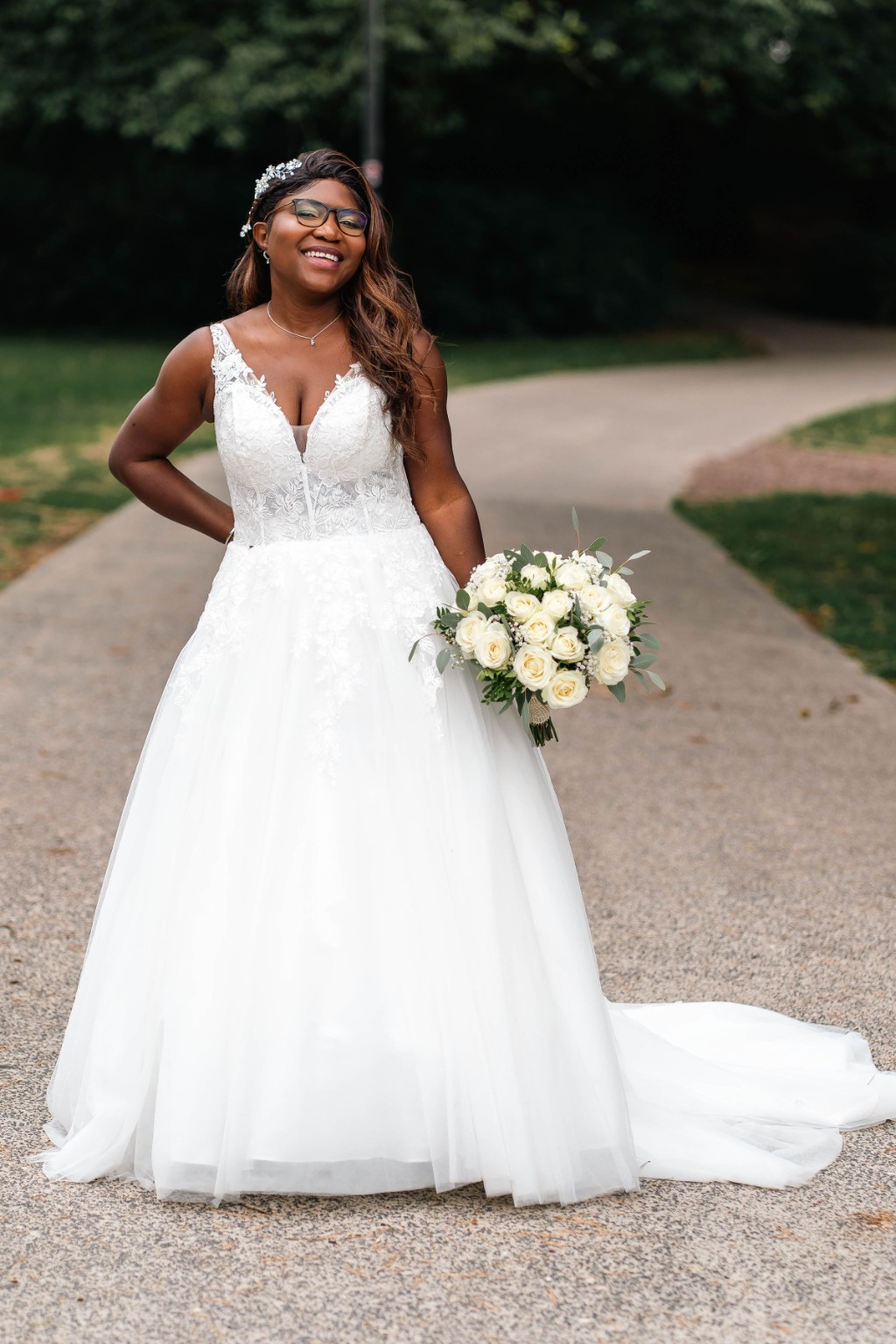 Portrait de la mariée avec son bouquet dans un parc