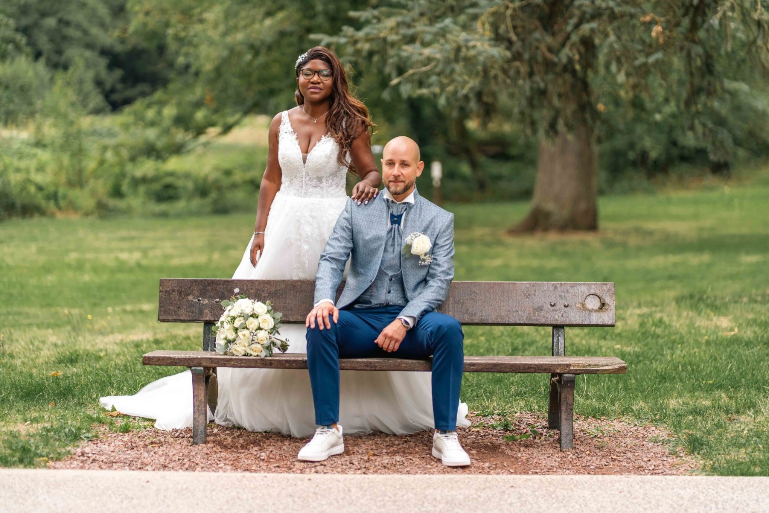 Un couple de mariés dans un parc