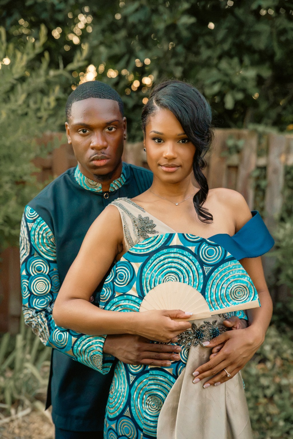 Couple en tenues de cérémonie traditionnelle