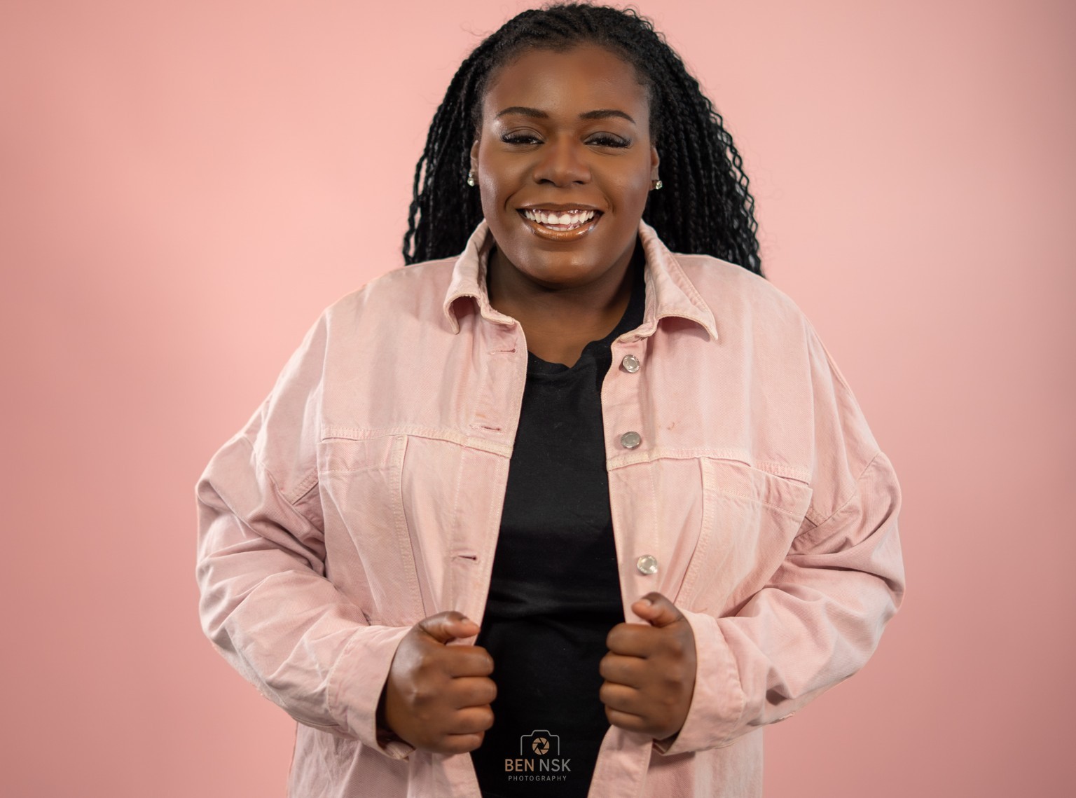 Portrait souriant sur fond rose